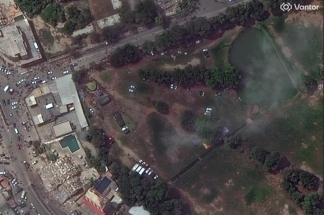 Vista aérea del campo de golf que se ha convertido en un punto de atención para las víctimas de los terremotos en Caraballeda, La Guaira.