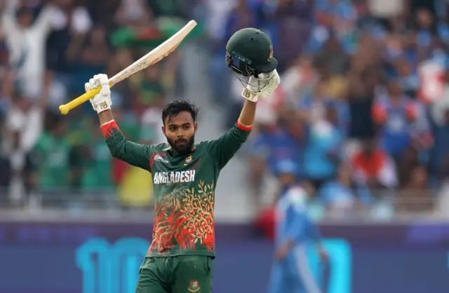 তাওহীদ হৃদয়ের ১১৮ বলে ১০০ রানের ইনিংসটিতে ৬টি চার ও ২টি ছক্কার মারের সাথে ছিল ধৈর্য্য ও লড়াই করার স্পৃহা।