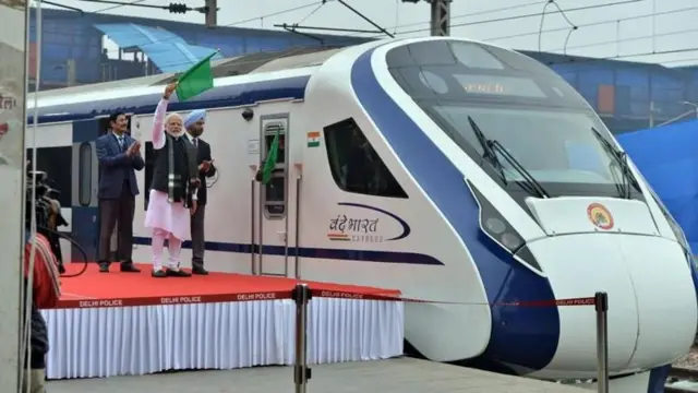 વંદે ભારત ટ્રેનને લીલી ઝંડી આપતા પીએમ નરેન્દ્ર મોદી (15 ફેબ્રુઆરી, 2019)