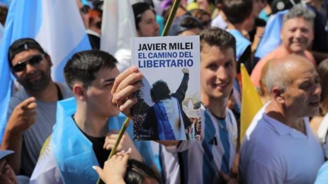 A base militante de Milei é formada por jovens, principalmente homens, cansados ​​das políticas progressistas que foram promovidas pelo Estado durante o Kirchnerismo.
