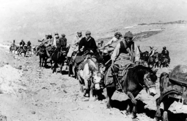 El Dalai Lama y sus seguidores en el arduo camino hacia el exilio en India en 1959.