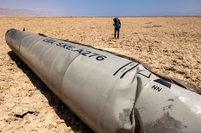 डेड सी के किनारे पड़ा ईरान की ओर से दागी गई मिसाइल का मलबा