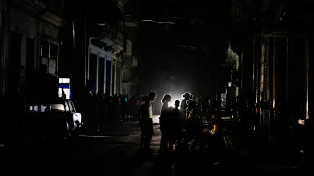 Pessoas nas ruas durante um apagão que atingiu Havana, Cuba, em março de 2026