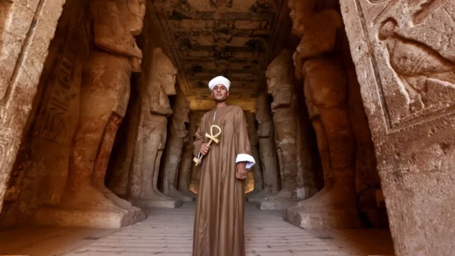 Mai kula da wannan wajen na ibada kenan Abdel Karim, yake maraba da baƙin da suka je kallon yadda rana ke haska gunkin mutum-mutumin Fir’auna (Ramses) na biyu a Masar a ranar Talata. Sau biyu kawai a shekara hasken ranar ke yin haka