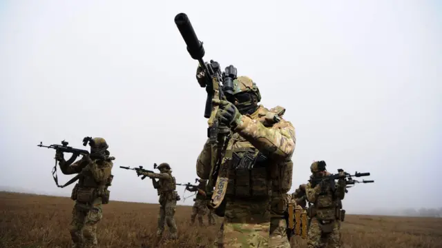 Украинские военные с оружием во время учений