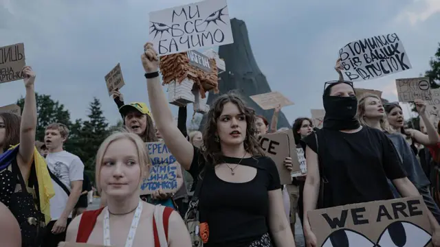 Протест у Харкові, на фото молоді люди, переважно дівчата, в руках у них картонки