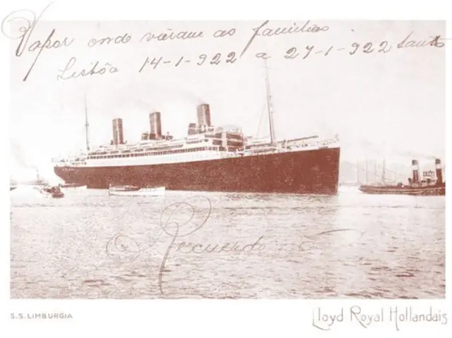 Cartão postal de um barco que levava imigrantes árabes ao Brasil