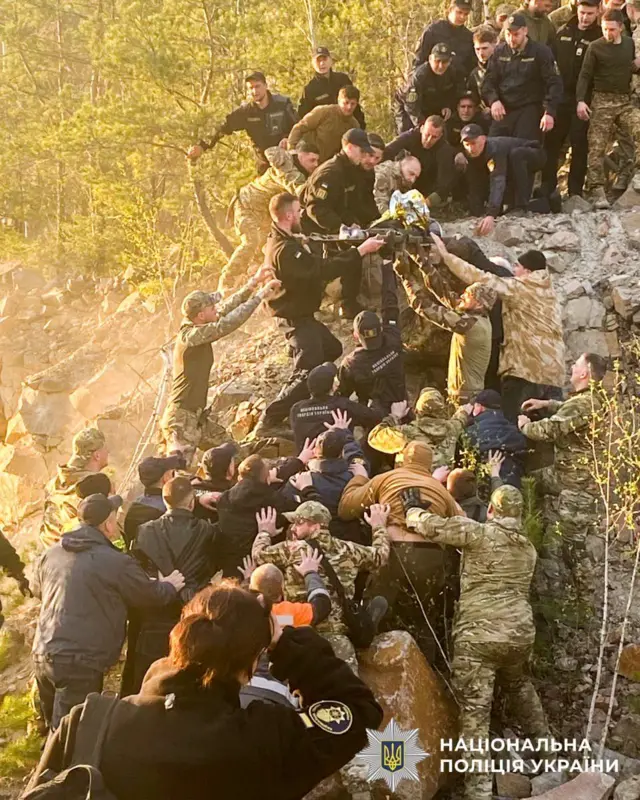 Фото поліції з моментом порятунку хлопця