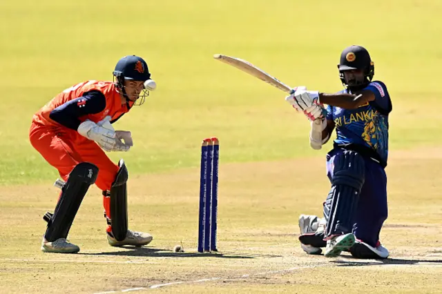 සිය දෙවන එක්දින තරගය ක්‍රීඩා කළ සහන් ආරච්චිගේ පළමු එක්දින අර්ධ ශතකය වාර්තා කිරීමට සමත් විය.