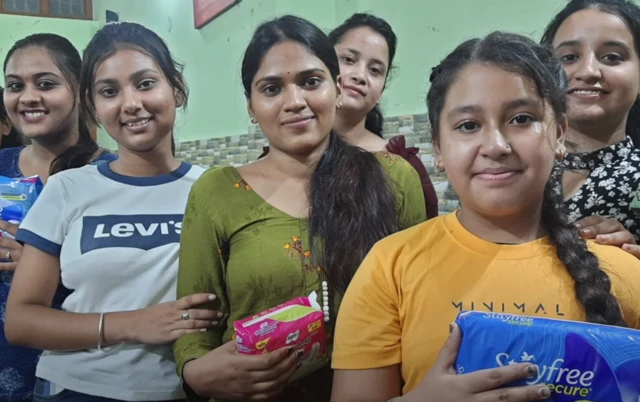 બાળકી મિત્રો સાથે