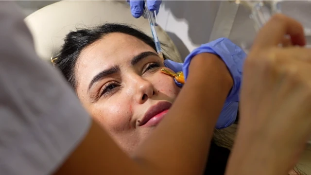 Une injection de Botox sur la joue d'une patiente