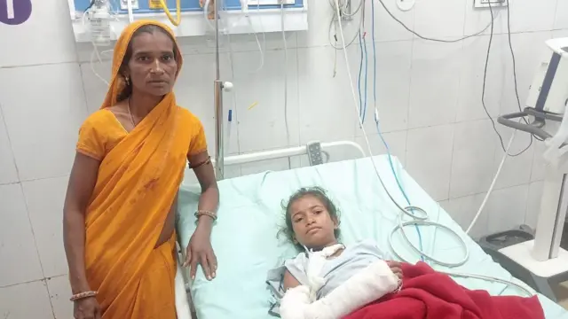 अपनी घायल बेटी राजू के साथ गायत्री बाई