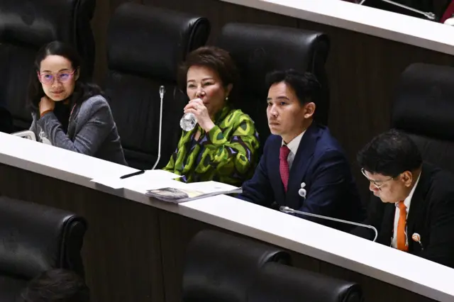 “การเมืองเป็นกระดุมเม็ดแรก ที่ติดถูกเมื่อไหร่ เราจะไม่ต้องเถียงกันมาก" นายพิธา กล่าว