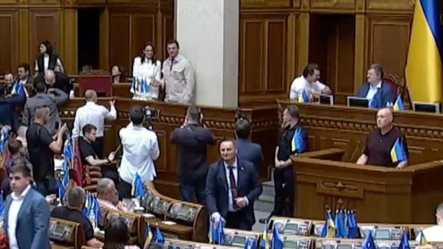 Микола Тищенко фотографується з Юлією Свириденко, поки інші колеги працюють