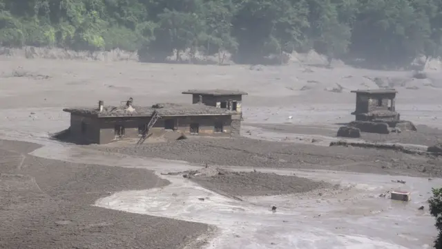 त्रिशूलीमा बुधवार आएको बाढीले क्षतिग्रस्त नुवाकोटको विदुर क्षेत्रका संरचना