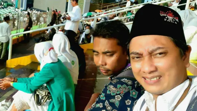 Choiron, 30 tahun, warga Kabupaten Gresik, yang juga alumnus salah satu pesantren di Lamongan, mengatakan tidak mempermasalahkan jika gubernurnya kembali perempuan.