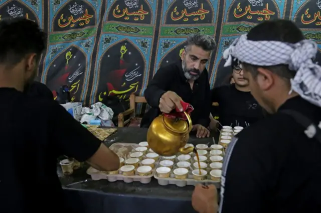 رجل يصب القهوة للحجاج المسلمين الشيعة في مدينة كربلاء العراقية في 3 سبتمبر/أيلول 2023