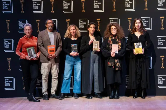 Письменники Шарлотта Вуд, Персіваль Еверетт, Саманта Харві, Яель ван дер Вуден, Енн Майклз і Рейчел Кушнер, які потрапили до короткого списку премії 