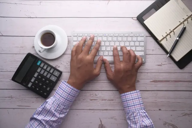 একজন কিবোর্ডে টাইপ করছেন