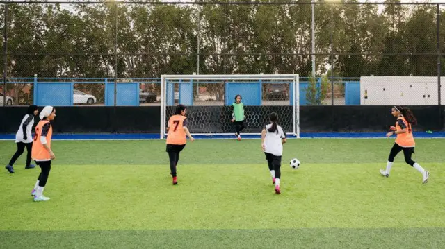 Mulheres jogando futebol