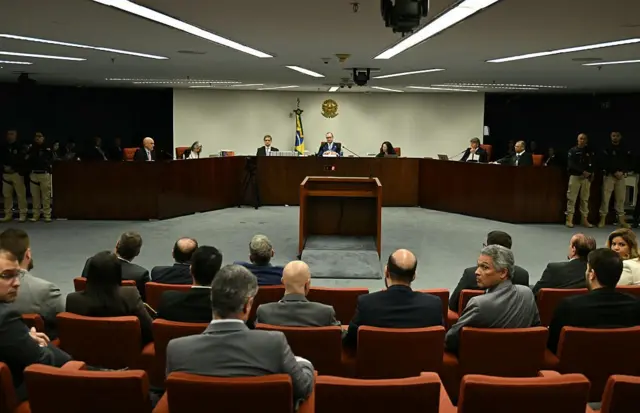 O ministro do Supremo Tribunal Federal (STF) Alexandre de Moraes (à esquerda) fala ao lado (da esquerda para a direita) da ministra Carmen Lúcia, do procurador-geral Paulo Gonet, do presidente do STF, do ministro Cristiano Zanin e dos ministros Luiz Fux e Flávio Dino, em sessão de julgamento do ex-presidente Bolsonaro