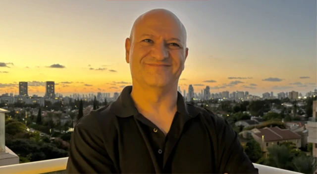 Michael Milshtein Tel Aviv manzaralı evinin balkonunda poz veriyor