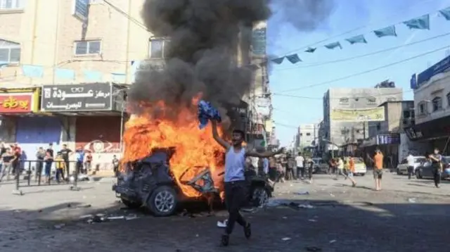 A birnin Gaza an ga wannan motar ta Isra'ila tana ci da wuta