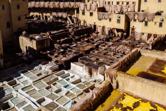 Les cuves : liquides d’adoucissement (à gauche) et colorants (à droite) dans la tannerie Chouara, située dans la médina de Fès el Bali. 