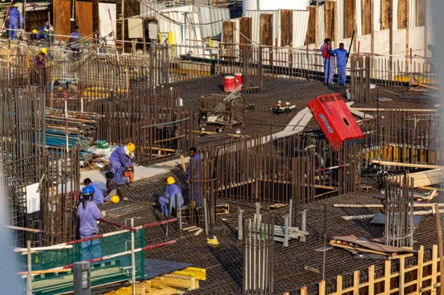 દુબઈમાં એક બહુમાળી ઇમારતનું બાંધકામ