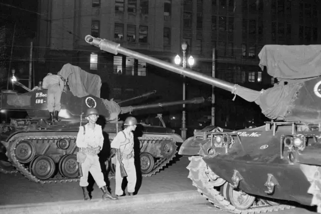 Tropas equipadas com tanques protegem o Ministério da Guerra, no Rio de Janeiro, enquanto começavam os rumores contra o então presidente João Goulart
