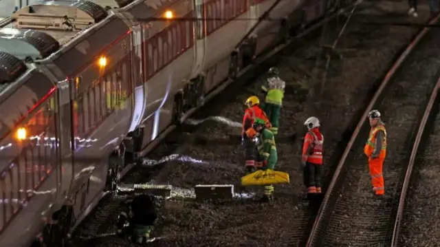 பிரிட்டன்: ரயிலில் கத்திக்குத்து தாக்குதலில் 9 பேர் கவலைக்கிடம்