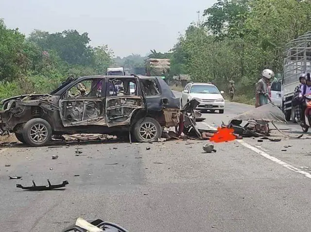 သထုံ - ဘားအံကားလမ်းပေါ် မှာ အိမ်စီးကားတစ်စီးပေါက်ကွဲလို့ ယာဥ်မောင်းသေဆုံး
