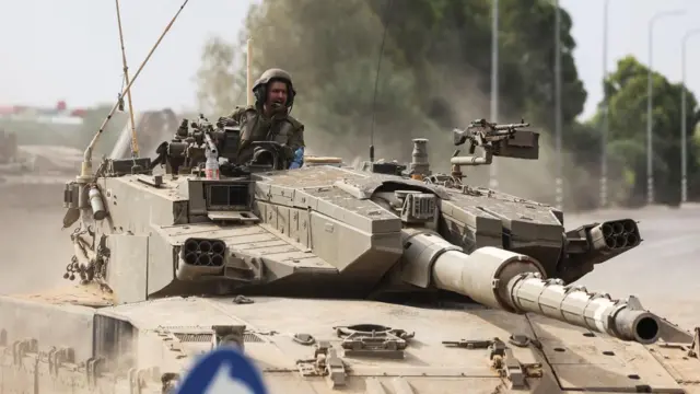 Soldados israelenses dirigem um tanque na fronteiraroleta aovivoIsrael com Gaza, no sul do país