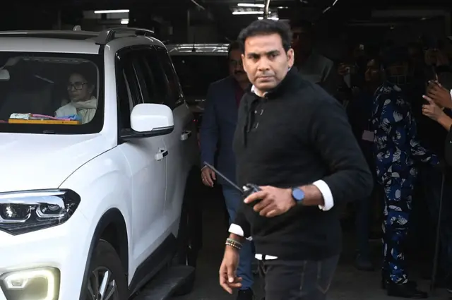 আই-প্যাক কর্ণধার প্রতীক জৈনের বাড়ি থেকে ইডি তল্লাসির সময় ঘুরে গিয়ে ফিরছেন মমতা ব্যানার্জী। ৮ জানুয়ারি ২০২৬