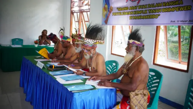 Majelis hakim sidang adat