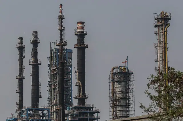 मुंबई में हिंदुस्तान पेट्रोलियम कॉर्पोरेशन की ओर से संचालित एक तेल रिफाइनरी.