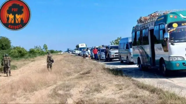 ဒီဇင်ဘာ ၂၃ ရက်တုန်းက ရန်ကုန် - မန္တလေးအမြန်လမ်း မိုင်တိုင် ၃၁၈ မှာ ခရီးသည်ပြည်သူတွေနဲ့ တွေ့ဆုံခဲ့တဲ့ မြင်းခြံခရိုင်ပြည်သူ့ကာကွယ်ရေးတပ်တွေမြင်ကွင်း