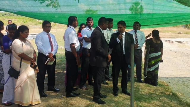 නිලධාරීන් 6 වන අදියරේ කැණීම් නිරීක්ෂණය කරන අයුරු