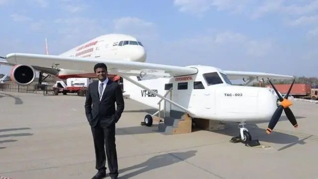 कॅप्टन अमोल यादव यांनी मुंबईतील एका बॉक्सी अपार्टमेंट इमारतीच्या छतावर स्वत: फेब्रुवारी-2016 मध्ये सहा आसनी प्रॉपेलर विमान तयार केलं होतं.
