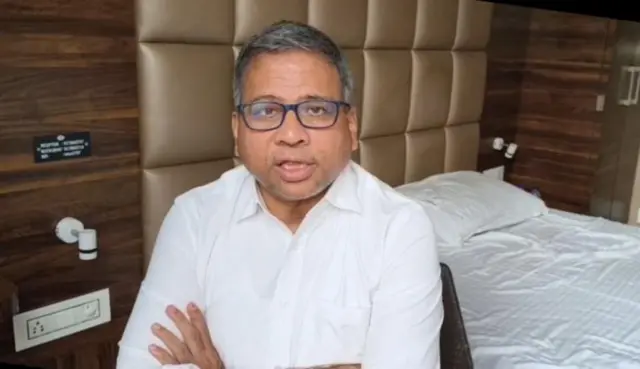 தீபக் பவார் தொழிற்சங்கங்கள் மற்றும் அரசியல் தலைவர்கள் என இரு தரப்பினரின் பங்கு குறித்தும் கேள்விகளை எழுப்பியுள்ளார்