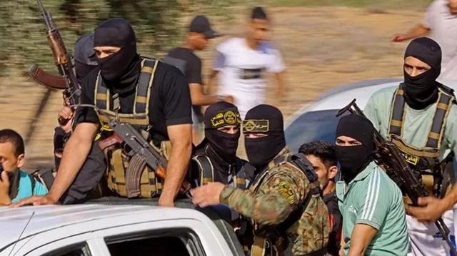 homens com máscaras e armascasas de apostas que te dao bonus gratisum carro