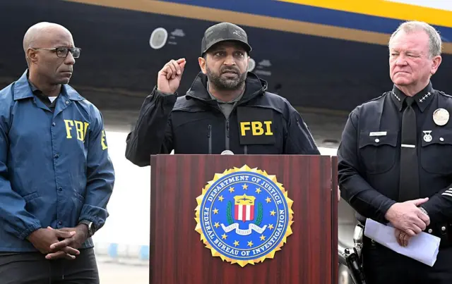 Kash Patel habla en una rueda de prensa en Los Ángeles