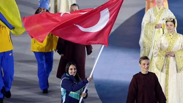 Olimpiyat kapanışın da bir kadın Türkiye bayrağı taşıyor.