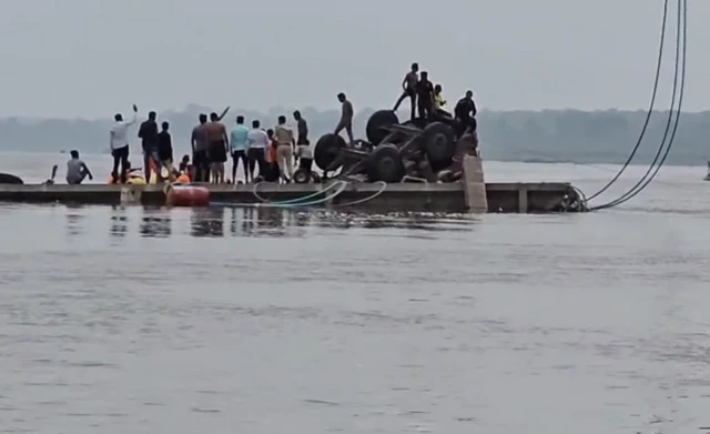 குஜராத், பாலம் விபத்து, வடோதரா, மஹிசாகர், ஆனந்த் தொகுதி, சௌராஷ்டிரா, கம்பிரா பாலம் மீட்புப் பணிகள் 