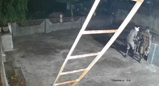 ધાબાથી ઊતરીને ચોર ટોળકીએ ઘરમાં પ્રવેશ કર્યો હતો