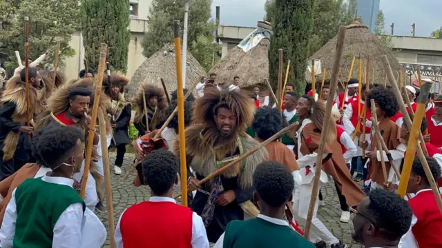 Dargaggoonni kutaalee Oromiyaa adda addaa irraa dhufan garee gareedhaan sirboota aadaa agarsiisaa jiru.