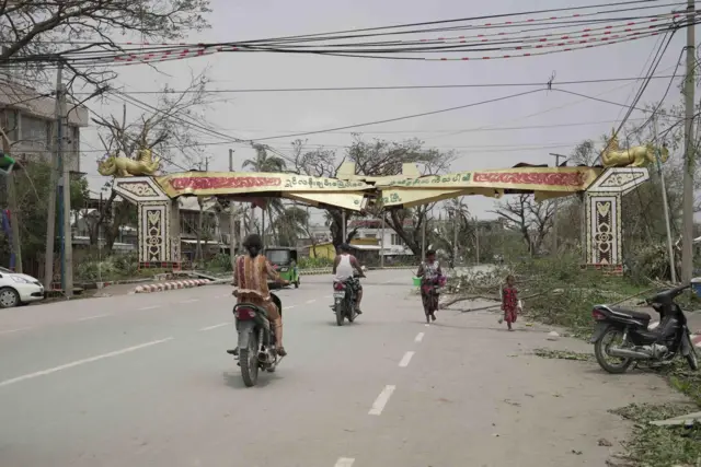 ပျက်ဆီးသွားသော စစ်တွေမြို့ဆိုင်းဘုတ်