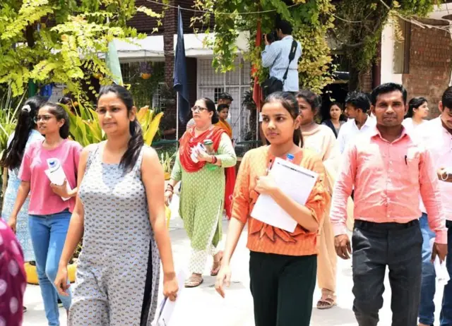 ਇਮਤਿਹਾਨ ਦੇ ਕੇ ਬਾਹਰ ਆਉਂਦੇ ਹੋਏ ਵਿਦਿਆਰਥੀ