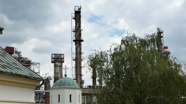 Купола манастира и рафинеријска постројења