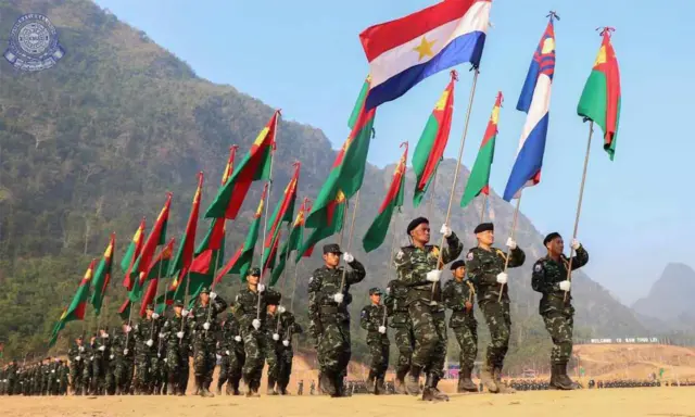 ကရင်တော်လှန်ရေးတပ်အင်အားပြနေတဲ့ KNU တပ်ဖွဲ့ဝင်တွေ(ပုံဟောင်း)